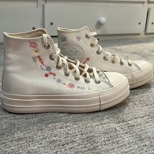 Platform Converse All Star Chuck Taylor High Top with embroidered flowers sz 7.5